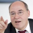 
Veröffentlicht am 13.03.2014

Gregor Gysi (Die Linke) im Bundestag am 13.03.2014. über die Situation in der Ukraine.
English translation can be found here:<a class="yt-uix-redirect-link" style="margin: 0px; padding: 0px; border: 0px; font-size: 13px; background-color: transparent; cursor: pointer; color: #2793e6; text-decoration: underline; background-position: initial initial; background-repeat: initial initial;" title="http://pastebin.com/0h2ybPvN" dir="ltr" href="http://pastebin.com/0h2ybPvN" rel="nofollow" target="_blank">http://pastebin.com/0h2ybPvN</a>
„Der Vorsitzende der faschistischen Partei Allukrainische Vereinigung „Swoboda“, Oleh Tjahnybok hat folgendes gesagt: „Schnappt Euch die Gewehre, bekämpft [...]