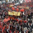 
Zur Info: Texte, Fotos, Video zum
Streik der prekär Beschäftigten bei Eataly in Florenz, 30./31.8.2014
———————————–
++ Streik bei Eataly in der Via Martelli, Florenz (Fotostrecke und
++ Kurztext)
+Zwei Tage Streik, am 30. und 31. August, gegen „Kündigungen“ und gegen prekäre Verträge, einberufen von Cobas [Basisgewerkschafter*innen]. Die Arbeiter*innen von Eataly protestieren gegen Personalkürzungen und gegen die „willkürliche“ Arbeitsorganisation, die „in keinster Weise die Bedürfnisse der Arbeiter*innen berücksichtigt“ und fordern [...]