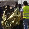 



<a href="http://www.youtube.com/watch?v=7vSDh7-JmVg"></a>
In Italien herrscht derzeit große Aufregung über die Behandlung von Flüchtlingen in einem Auffanglager auf der Insel Lampedusa. Der italienische TV-Sender „RAI 2“ veröffentlichte eine Videoaufnahme, auf dem Dutzende Flüchtlinge zu sehen sind, die nackt in einem Hof stehen und mit Desinfektionsmitteln abgespritzt werden. „Man behandelt uns wie Tiere“, kommentierte ein syrischer Jugendlicher, der vor zwei Tagen mit seinem Handy die Szene aufgenommen hat. [...]
