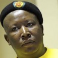 
ANC-Jugendorganisation, will weiße Farmer enteignen und Minen verstaatlichen
Rotes Barett, rotes T-Shirt, den rechten Arm gestreckt und mit geballter Faust Kampfbereitschaft signalisierend: So füllte der 33-jährige Julius Malema bei seinen Wahlveranstaltungen Stadien bis zum letzten Platz. Malema ist Spitzenkandidat der von ihm gegründeten <a href="http://www.effighters.org.za/" target="_blank">Economic Freedom Fighters (EFF)</a> – und dem Parteinamen entsprechend stilisierte er sich als Freiheitskämpfer. Bei der <a href="http://derstandard.at/1397522663571" target="_blank">Parlamentswahl in Südafrika</a>, [...]