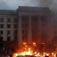 http://www.youtube.com/watch?v=xy6vbh1W2Ks
Kiews nationalistischer Mob wütet in der Südukraine: Dutzende bei Angriff auf Gewerkschaftshaus mit Brandbomben getötet. Erklärung der ukrainischen linken Gruppe »Borotba«
.
Am 2. Mai wurden unter dem Vorwand eines Marsches »Für die Einheit der Ukraine« aus Anlaß des Fußballspiels zwischen »Tschernomorez Odessa« und »Metalist Charkiw« Kampfgruppen ukrainischer Nationalisten aus verschiedenen Städten nach Odessa geschafft. Sie kamen sowohl mit der Bahn als auch in Kleinbussen. Schon zu [...]
