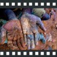 <a href="http://www.arte.tv/guide/de/043911-000/blood-in-the-mobile?autoplay=1"></a>
 
 
 
 
 
 
 
Bei der Herstellung von Mobiltelefonen werden viele Minerale verwendet, die aus dem Kongo importiert werden. Mit dem Kauf dieser sogenannten Konfliktminerale finanzieren die westlichen Industrienationen einen Bürgerkrieg, der seit 1996 im Kongo wütet. Mobilfunkkonzerne geben keine Garantie dafür ab, woher ihre Zulieferer Ware beziehen.

