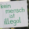 
Von: Free Mumia Berlin [<a href="mailto:info@mumia-hoerbuch.de">mailto:info@mumia-hoerbuch.de</a>]
Gesendet: Donnerstag, 28. August 2014 13:35
Am Dienstag, 25.08.2014, besetzen 8-10 Refugees das Dach eines Hostels in der Gürtelstraße, Friedrichshain (Berlin). Sie sind ehemalige Oranienplatzbewohner*innen, die sich nun weigern in die für sie asylrechtlich zuständigen Städte zurückzukehren.
Wie schon bei der Räumung der besetzten Schule in der Ohlauer Straße sperrte die Polizei die Gürtelstraße weiträumig ab. Wir haben uns an der Absperrung [...]