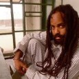 <a href="https://www.youtube.com/watch?v=ffovZq_CJ0Q&feature=youtu.be "></a>
Veröffentlicht am 23.10.2013 
Mumia Abu-Jamal ist ein seit 1981 in den USA inhaftierter Journalist, der aufgrund seiner kritischen Berichterstattung ins Fadenkreuz der Behörden geriet. In einem manipulierten Verfahren für einen untergeschobenen Polizistenmord verurteilt, für den es keine Beweise gibt, arbeitet Mumia weiter als Journalist aus den Todestrakten und der Gefängnisindustrie in den USA.
2011 wurde das Todesurteil gegen den Journalisten und ehemaligen Black Panther [...]