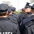 
Veröffentlicht am 24.01.2014

Polizei, Demokratie, Gefahrengebiet — Interview mit kritischen Polizisten
Mehr zum Thema lesen auf Politropolis.de: <a title="http://wp.me/p2mHZ8-3kS" dir="ltr" href="http://wp.me/p2mHZ8-3kS" rel="nofollow" target="_blank">http://wp.me/p2mHZ8-3kS</a>
Nach zahlreichen friedlichen Protesten in der Adventszeit ist es am 21. Dezember zu den schwersten Ausschreitungen der letzten Jahrzehnte in Hamburg gekommen, welche nun im Rückblick äußerst unterschiedlich wahrgenommen und bewertet werden. Am 5. Januar 2014 hat ein Bundesverband von Polizisten, die sogenannten „Kritischen Polizisten“, eine [...]